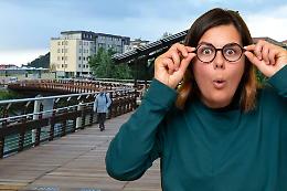 Automobilista distratto sul ponte passerella