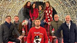 Ozegna apre il Tunnel Incantato: il Natale prende forma in piazza tra luci e letterine