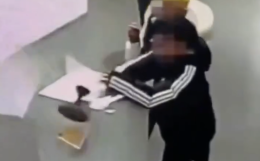 Incidente al museo: Bimbo danneggia una corona d&rsquo;oro da 300mila euro (VIDEO)