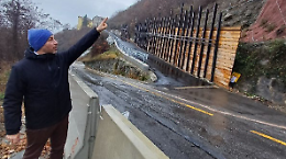 Otto mesi dopo il fango, la strada resta a met&agrave;: a Rubiana si viaggia ancora a senso unico