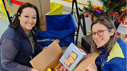 Quando la divisa incontra la solidariet&agrave;: a Moncalieri i postini riempiono 15 pacchi contro la povert&agrave;