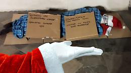 Provocazione fuori dal Consiglio comunale a Chivasso: Babbo Natale come un clochard, dorme coperto di cartoni