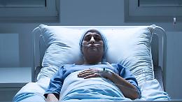 Meno morti di cancro, ma per curarsi si deve emigrare: il Sud resta indietro mentre l&rsquo;Italia festeggia i numeri