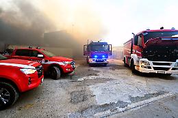Favria, un incendio nella notte distrugge un cascinale agricolo: fiamme visibili a chilometri