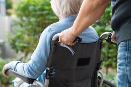 Anziana fugge dalla casa di riposo e si rompe una gamba: quando la responsabilit&agrave; &egrave; della struttura