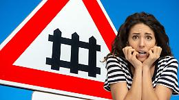 Auto abbatte sbarre di un passaggio a livello nel Biellese, le barriere finiscono contro un treno in corsa