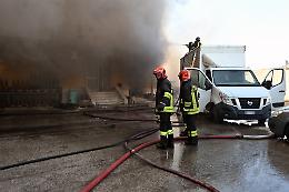 Incendio nella notte in un capannone dismesso: verifiche ambientali in corso