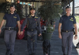 Due milioni di euro oltreconfine: il denaro nascosto che passa dai valichi tra Piemonte e Svizzera