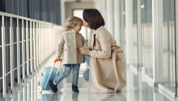 Scappa all&rsquo;estero con la figlia affidata al padre: mamma e nonna finiscono a processo 