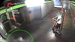 Violent&ograve; due minorenni dopo averle seguite dalla metro fino a casa in monopattino