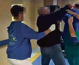 Caos tra caserma e ospedale a Carmagnola, una notte di violenza finita con un arresto difficile