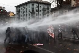 Da &ldquo;Torino partigiana. Que viva Askatasuna&rdquo; alla guerriglia urbana: il corteo parte pacifico e si chiude tra lacrimogeni e feriti