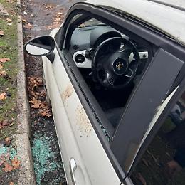 Furto fallito si trasforma in uno sfregio: auto devastata e un residente lasciato solo con rabbia e danni