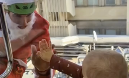 Babbo Natale scende dal cielo: un regalo per i piccoli pazienti del Bambino Ges&ugrave; (VIDEO)