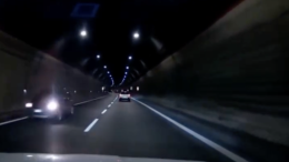 Auto contromano nel tunnel della statale: il video &egrave; agghiacciante