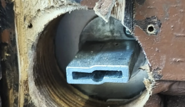 Alloggio ATC preso d&rsquo;assalto: serratura sfondata, rifiuti ovunque e sgombero annunciato