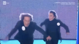 &laquo;Sto c**** di gradino!&raquo;. Mara Venier costretta a intervenire dopo la caduta a Domenica In dei Ricchi e Poveri