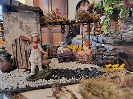 Polistirolo, legno e tanta pazienza: i presepi artigianali che accendono Palazzo Ellena