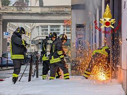 Incendio in un supermercato in centro a Torino: paura in via XX Settembre