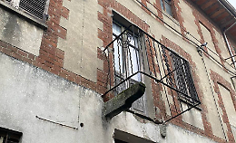 Balconi a rischio e silenzi colpevoli: in via Armando Diaz Caluso chiude gli occhi