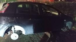 Auto cannibalizzata sotto casa: a Gassino spariscono tutte e quattro le ruote in un&rsquo;ora