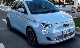 Spaccate nella notte e auto clonate, arresti domiciliari per un indagato dopo una fuga ripresa da una dashcam