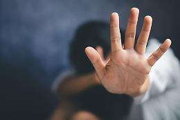 Per tredici anni drogata e stuprata dall&rsquo;ex marito e da altri uomini: come &egrave; potuto accadere senza che nessuno intervenisse?