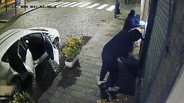 Tentato furto alla Vigilia di Natale nel negozio in centro a Chivasso: ladri messi in fuga dall'allarme