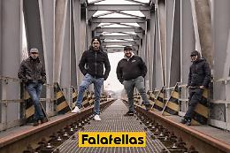 Falafellas &ndash; Ombrelloni a Febbraio: quando la musica trova il sole anche fuori stagione