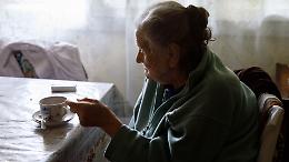 &laquo;Sono sola in casa e non mangio da tre giorni&raquo;: a Cannobio l&rsquo;allarme di una 90enne e l&rsquo;intervento dei carabinieri