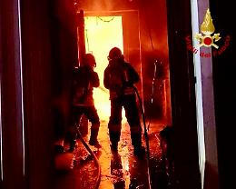 Notte di fuoco a Settimo Rottaro: box e legnaia distrutti dalle fiamme, auto incenerita