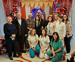 Natale con il cuore: Pecco Bagnaia e Domizia portano gioia ai bambini di UGI a Torino (LE FOTO)