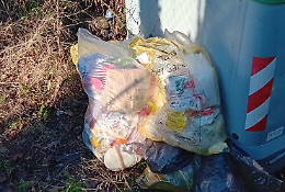 Natale a Cascinette: panettone, presepe e indifferenziata davanti al cancello