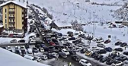 Tutti pazzi per la neve di Prato Nevoso. Tutti fermi in strada, in coda, a fare selfie