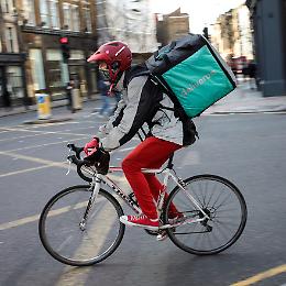 &ldquo;Pedala o rinuncia&rdquo;, rider in rivolta contro consegne sempre pi&ugrave; lunghe e paghe irrisorie