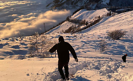 Sole, montagne scintillanti e gelate in pianura: il Piemonte si risveglia dopo la nevicata di Natale