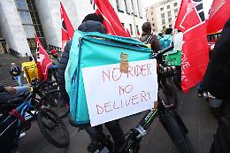"Sette euro per 35 chilometri in bici, boicottiamo la piattaforma": rivolta dei rider