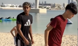 Yamal scende in campo a Dubai: partitella improvvisata in spiaggia con i bambini a Natale (VIDEO)