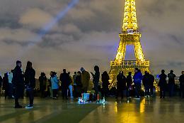 Fuochi d'artificio illegali davanti alla Torre Eiffel: 40 arresti a Parigi