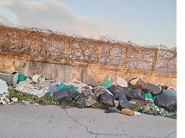 Il cavalcavia dei rifiuti a bordo strada: davanti alla Boglioni cresce una discarica