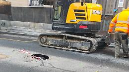 Venti giorni di buca e silenzi, poi i lavori: a Barriera di Milano la voragine si chiude solo dopo le proteste