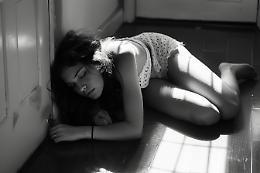 Picchia e accoltella la moglie poi la schiaccia contro un termosifone acceso