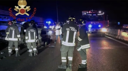 Schianto in A26 tra pullman, camion e auto: una vittima e una ventina di feriti