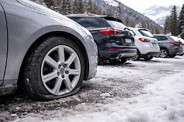 Capodanno amaro a Bardonecchia: gomme tagliate nel parcheggio di Melezet