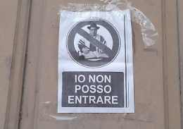 "Io non posso entrare". Manifesto antisemita sul portone del municipio nella notte di Capodanno