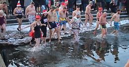 Viverone, il gelo non ferma il Capodanno: in trenta si tuffano nel lago per il cimento