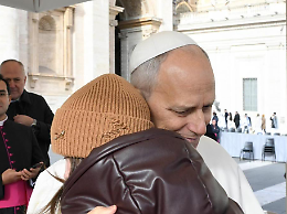 Papa Leone abbraccia Varvara, 12 anni,  una guerra e un tumore addosso 