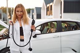 Mercato auto in caduta libera: -2,1% nel 2025, ma le elettriche fanno il botto
