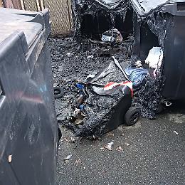 Capodanno di fuoco a Settimo Torinese. Botti vietati, cassonetti bruciati e il degrado che avanza