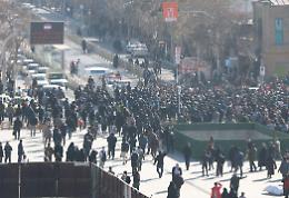 Iran, la piazza invoca lo Sci&agrave; mentre il Paese affonda tra inflazione e guerre lontane